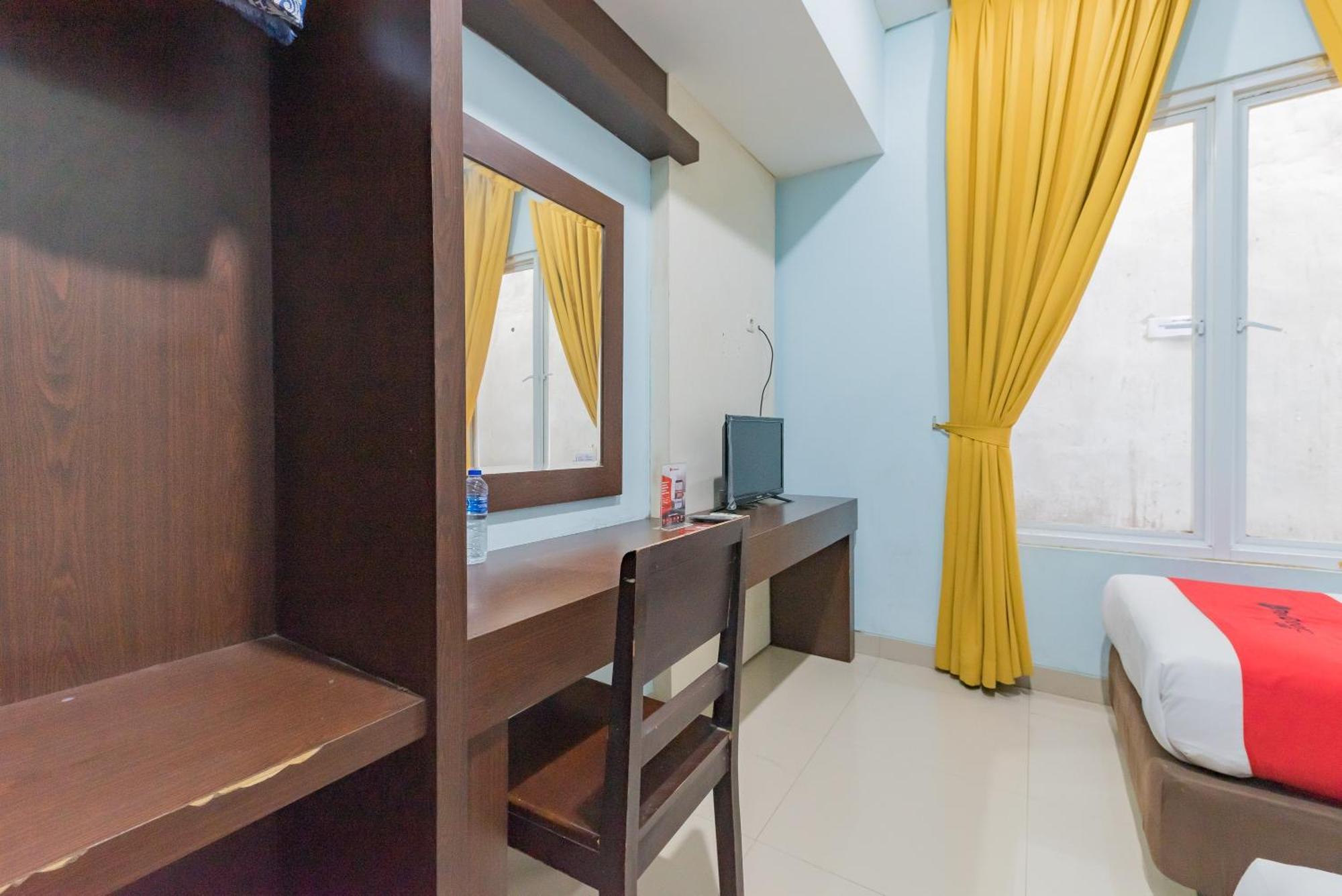 Reddoorz At La Mega Near Pasar Pagi Cirebon Hotel Buitenkant foto