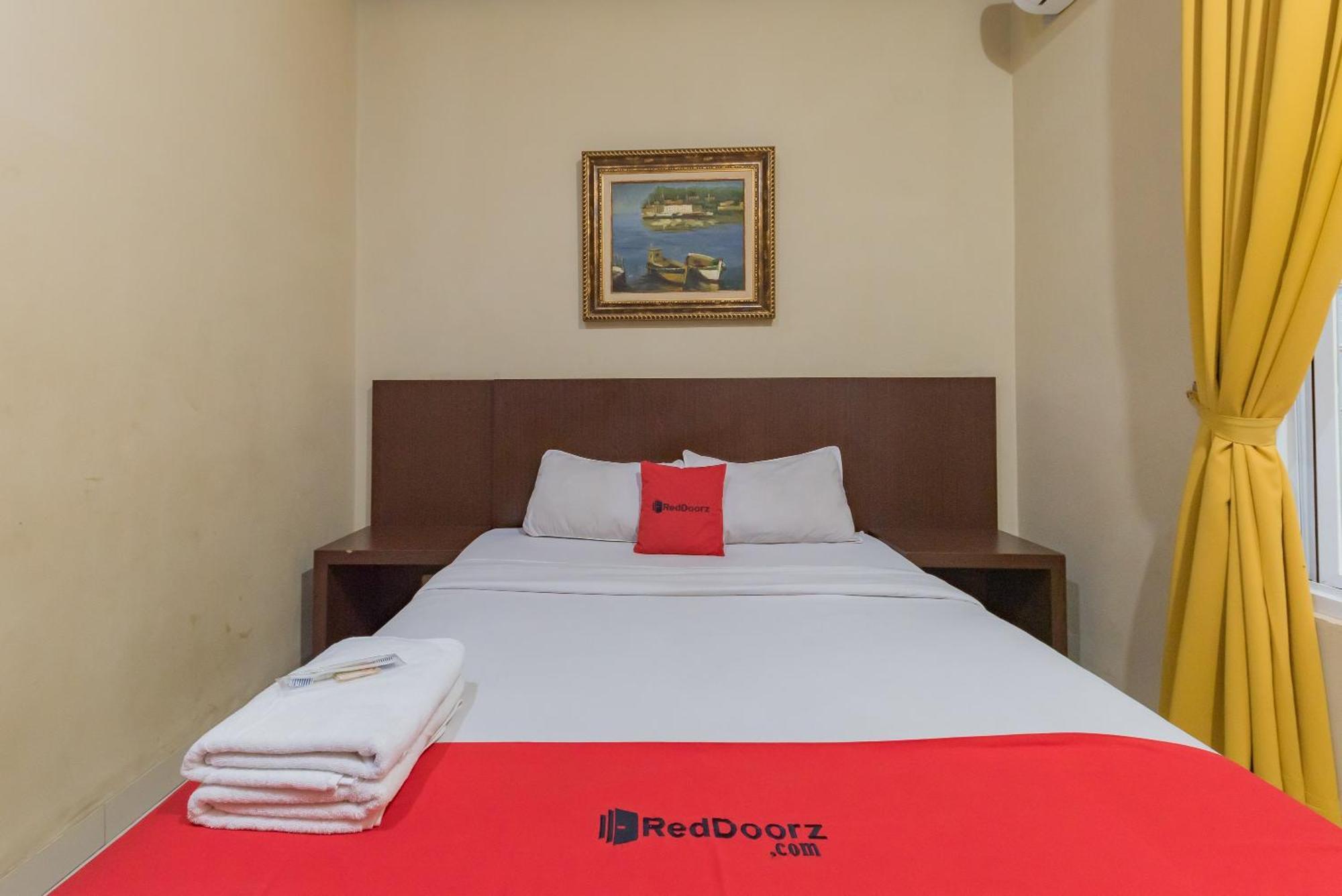Reddoorz At La Mega Near Pasar Pagi Cirebon Hotel Buitenkant foto