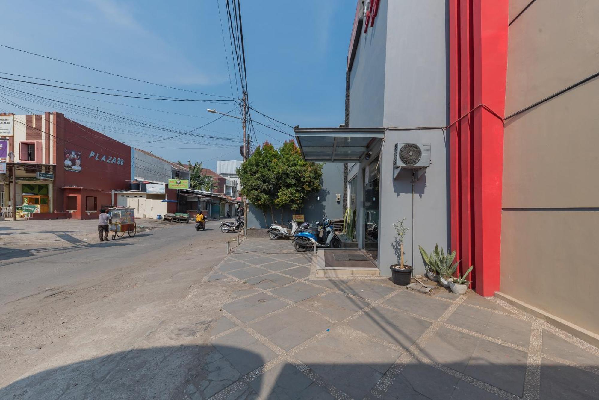 Reddoorz At La Mega Near Pasar Pagi Cirebon Hotel Buitenkant foto