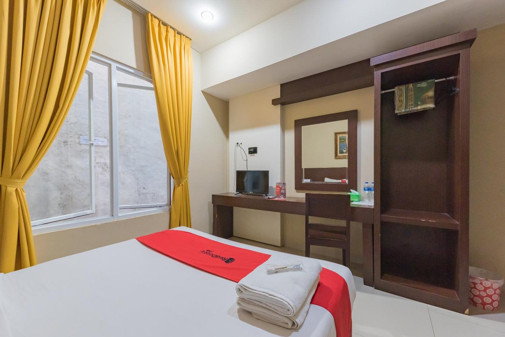 Reddoorz At La Mega Near Pasar Pagi Cirebon Hotel Buitenkant foto