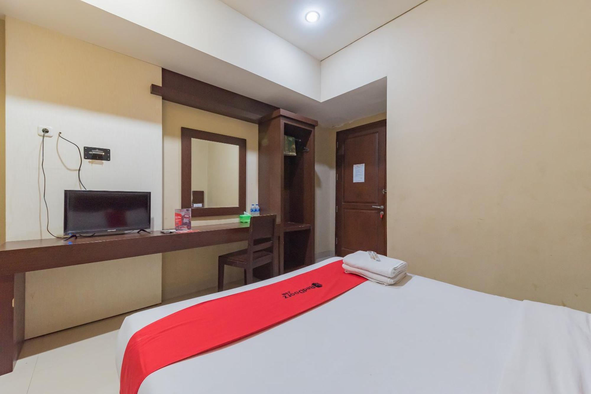 Reddoorz At La Mega Near Pasar Pagi Cirebon Hotel Buitenkant foto